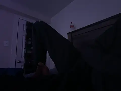 Snapshot of zeeeky_33deep chatting on 04/18/26, 07:00 zeeeky 33deep online show from 04/18/26, 07:00