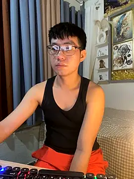 Snapshot of xshyboyx chatting on 11/18/25, 02:31 xshyboyx online show from 11/18/25, 02:31