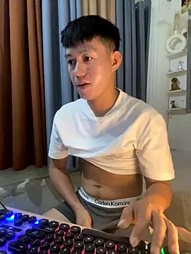 Snapshot of xshyboyx chatting on 10/28/25, 04:46 xshyboyx online show from 10/28/25, 04:46