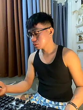 Snapshot of xshyboyx chatting on 12/03/25, 12:04 xshyboyx online show from 12/03/25, 12:04