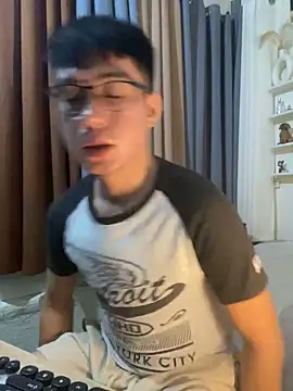 Snapshot of xshyboyx chatting on 12/04/25, 11:31 xshyboyx online show from 12/04/25, 11:31