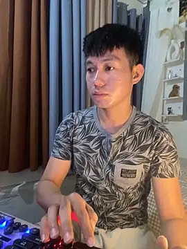 Snapshot of xshyboyx chatting on 12/17/25, 06:18 xshyboyx online show from 12/17/25, 06:18