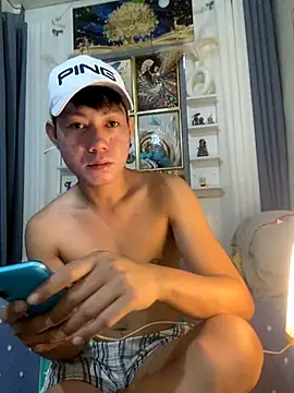 Snapshot of xshyboyx chatting on 10/15/25, 01:48 xshyboyx online show from 10/15/25, 01:48