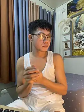 Snapshot of xshyboyx chatting on 11/06/25, 11:14 xshyboyx online show from 11/06/25, 11:14