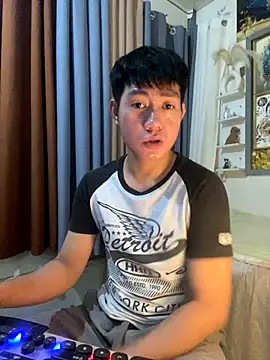 Snapshot of xshyboyx chatting on 01/07/26, 02:16 xshyboyx online show from 01/07/26, 02:16