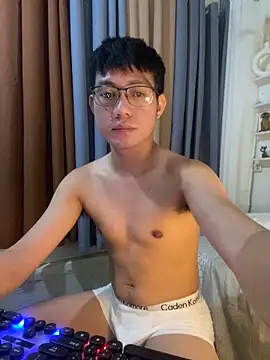 Snapshot of xshyboyx chatting on 10/23/25, 04:05 xshyboyx online show from 10/23/25, 04:05