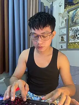 Snapshot of xshyboyx chatting on 11/12/25, 01:04 xshyboyx online show from 11/12/25, 01:04