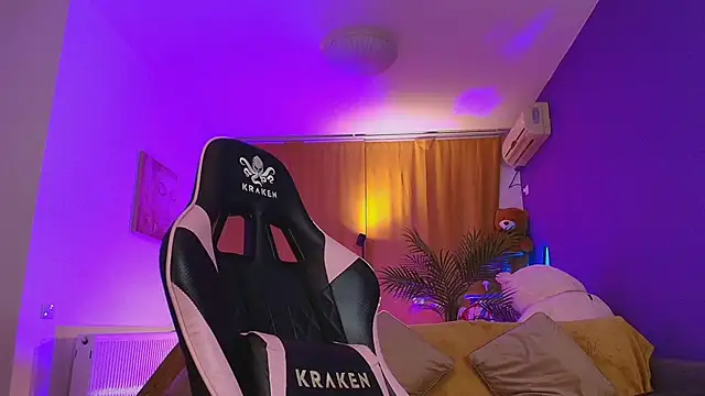 Snapshot of AnyaKim chatting on 10/27/25, 07:09 AnyaKim online show from 10/27/25, 07:09