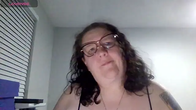 Snapshot of emberlynnix chatting on 07/22/26, 05:09 emberlynnix online show from 07/22/26, 05:09