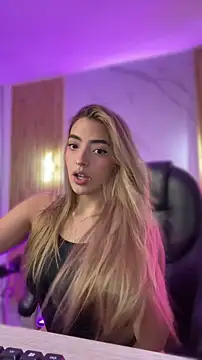 Snapshot of KYLIE_JONES6 chatting on 05/15/26, 02:31 KYLIE JONES6 online show from 05/15/26, 02:31