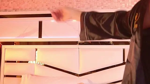 ambar rosse25 online show from 10/19/25, 12:08