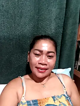 Snapshot of sexybitch_02 chatting on 06/11/26, 12:32 sexybitch 02 online show from 06/11/26, 12:32
