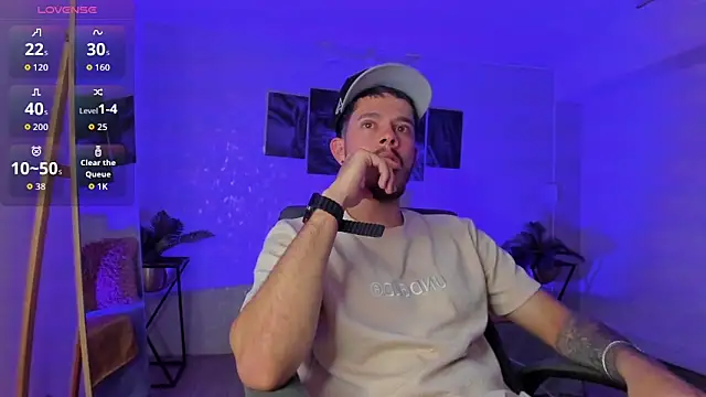 Snapshot of nils_saint chatting on 12/21/25, 04:03 nils saint online show from 12/21/25, 04:03