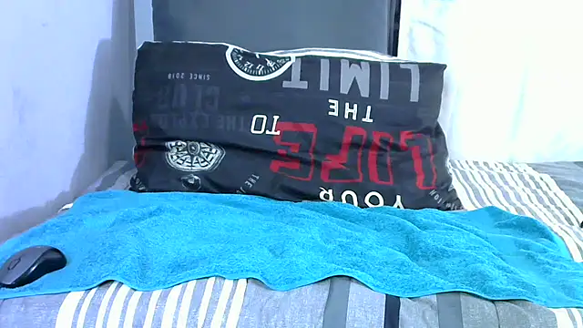 Snapshot of shy-lillyX22 chatting on 10/20/25, 09:37 shy-lillyX22 online show from 10/20/25, 09:37