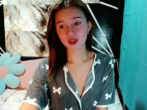 Snapshot of urgirl_mikah chatting on 12/19/25, 03:21 urgirl mikah online show from 12/19/25, 03:21