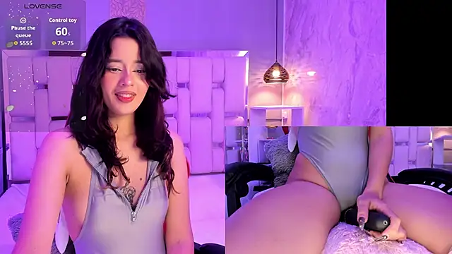 Snapshot of EvelynLips_ chatting on 10/19/25, 04:04 EvelynLips online show from 10/19/25, 04:04