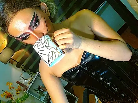 Snapshot of Queen_yasii_88 chatting on 05/13/26, 01:18 Queen yasii 88 online show from 05/13/26, 01:18