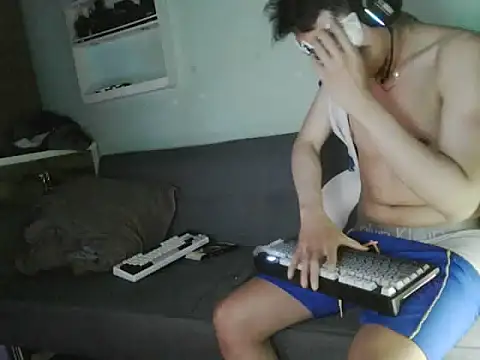 Snapshot of boyhigh1997 chatting on 04/14/26, 11:21 boyhigh1997 online show from 04/14/26, 11:21