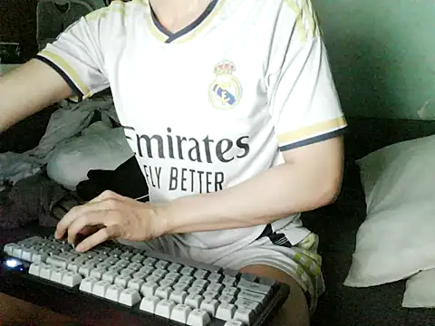 Snapshot of boyhigh1997 chatting on 04/06/26, 09:43 boyhigh1997 online show from 04/06/26, 09:43