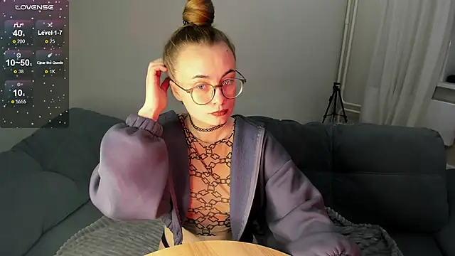 Snapshot of MewStella chatting on 10/13/25, 07:04 MewStella online show from 10/13/25, 07:04