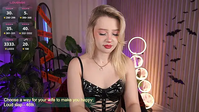 LauraWifeness online show from 10/28/25, 06:34