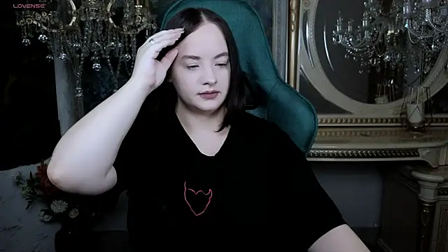 LaraBenson  online show from 11/29/25, 10:48