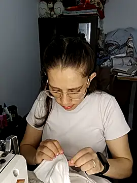 Isabella5 Brown  online show from 12/02/25, 04:30