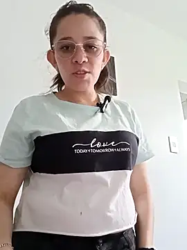 Isabella5 Brown  online show from 10/21/25, 08:19