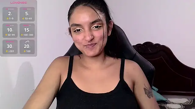 Snapshot of Ari_20_ chatting on 09/29/25, 11:43 Ari 20 online show from 09/29/25, 11:43