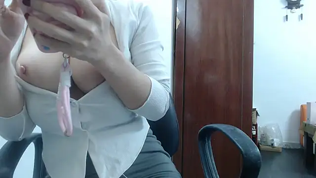 Snapshot of youngmin_09 chatting on 12/16/25, 01:10 youngmin 09 online show from 12/16/25, 01:10