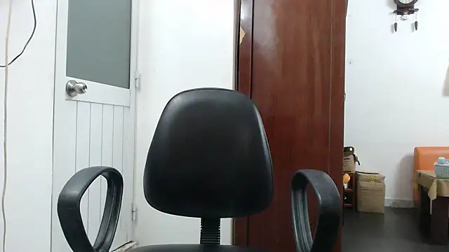 Snapshot of youngmin_09 chatting on 11/12/25, 10:57 youngmin 09 online show from 11/12/25, 10:57