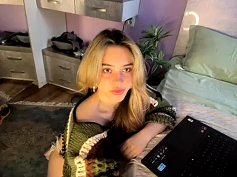 Snapshot of Chloe_Ravens chatting on 11/07/25, 07:02 Chloe Ravens online show from 11/07/25, 07:02