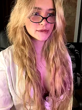Snapshot of Chloe_Ravens chatting on 10/11/25, 08:10 Chloe Ravens online show from 10/11/25, 08:10
