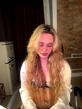 Snapshot of Chloe_Ravens chatting on 10/07/25, 08:10 Chloe Ravens online show from 10/07/25, 08:10