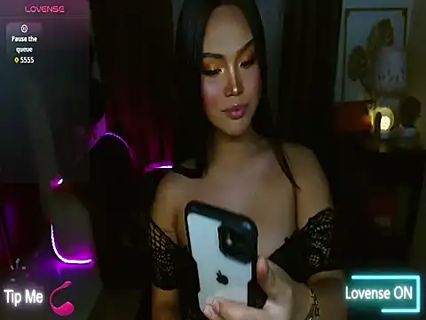 Snapshot of _MaxcineMalkova_ chatting on 11/24/25, 08:25 MaxcineMalkova online show from 11/24/25, 08:25