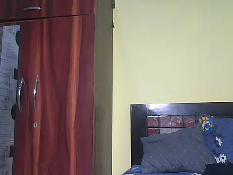 Snapshot of mickle_james chatting on 10/24/25, 02:49 mickle james online show from 10/24/25, 02:49