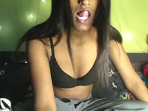 Snapshot of mickle_james chatting on 11/23/25, 03:38 mickle james online show from 11/23/25, 03:38