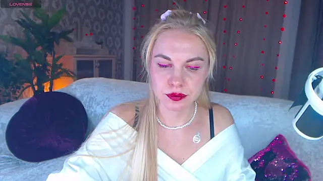 LiSinDoll online show from 11/18/25, 06:17