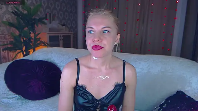 LiSinDoll online show from 11/11/25, 06:30