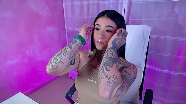 Snapshot of Adri_Tatto_ chatting on 10/14/25, 08:31 Adri Tatto online show from 10/14/25, 08:31