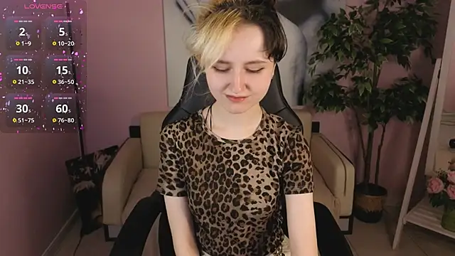 girl next doorr online show from 03/01/26, 01:11