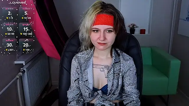 girl next doorr online show from 10/24/25, 12:59