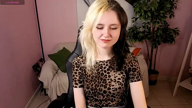 girl next doorr online show from 04/12/26, 01:36