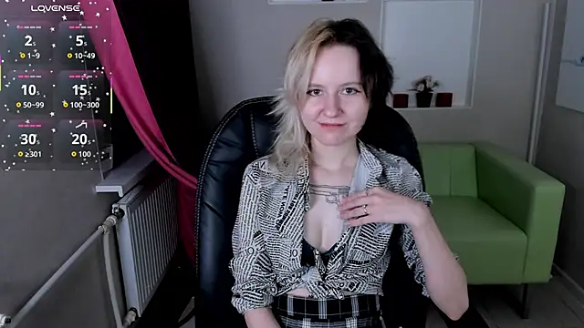 Snapshot of girl_next_doorr chatting on 10/23/25, 01:21 girl next doorr online show from 10/23/25, 01:21