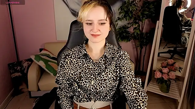 girl next doorr online show from 03/15/26, 01:29
