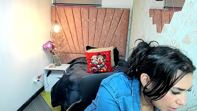 Lia Blake  online show from 12/20/25, 12:30