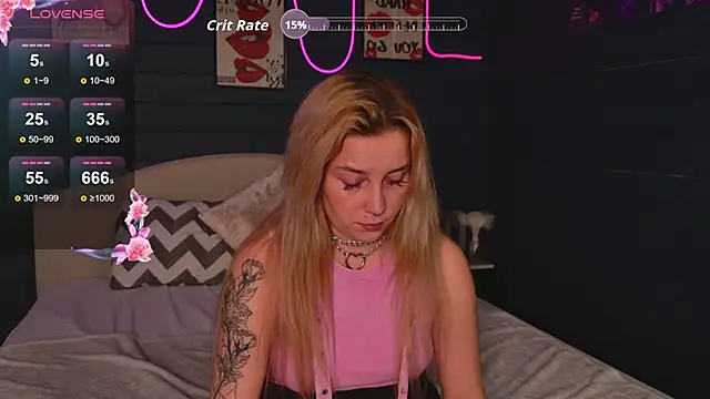 Snapshot of Crystal_Jull chatting on 11/12/25, 02:43 Crystal Jull online show from 11/12/25, 02:43