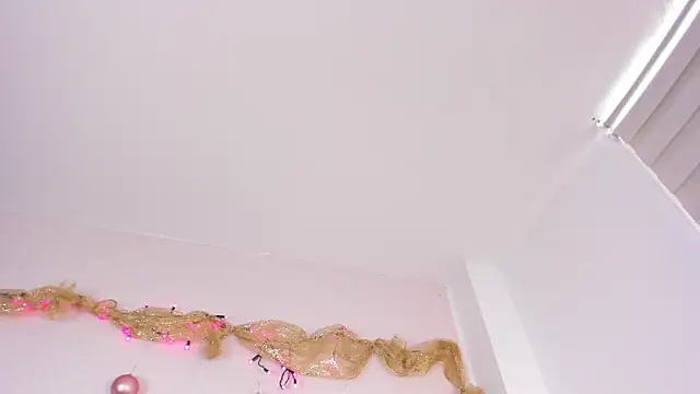 Snapshot of missweetpeach chatting on 12/14/25, 07:30 missweetpeach online show from 12/14/25, 07:30