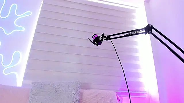 Snapshot of missweetpeach chatting on 10/21/25, 01:32 missweetpeach online show from 10/21/25, 01:32