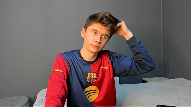 Snapshot of SherlockMax chatting on 10/17/25, 08:32 SherlockMax online show from 10/17/25, 08:32